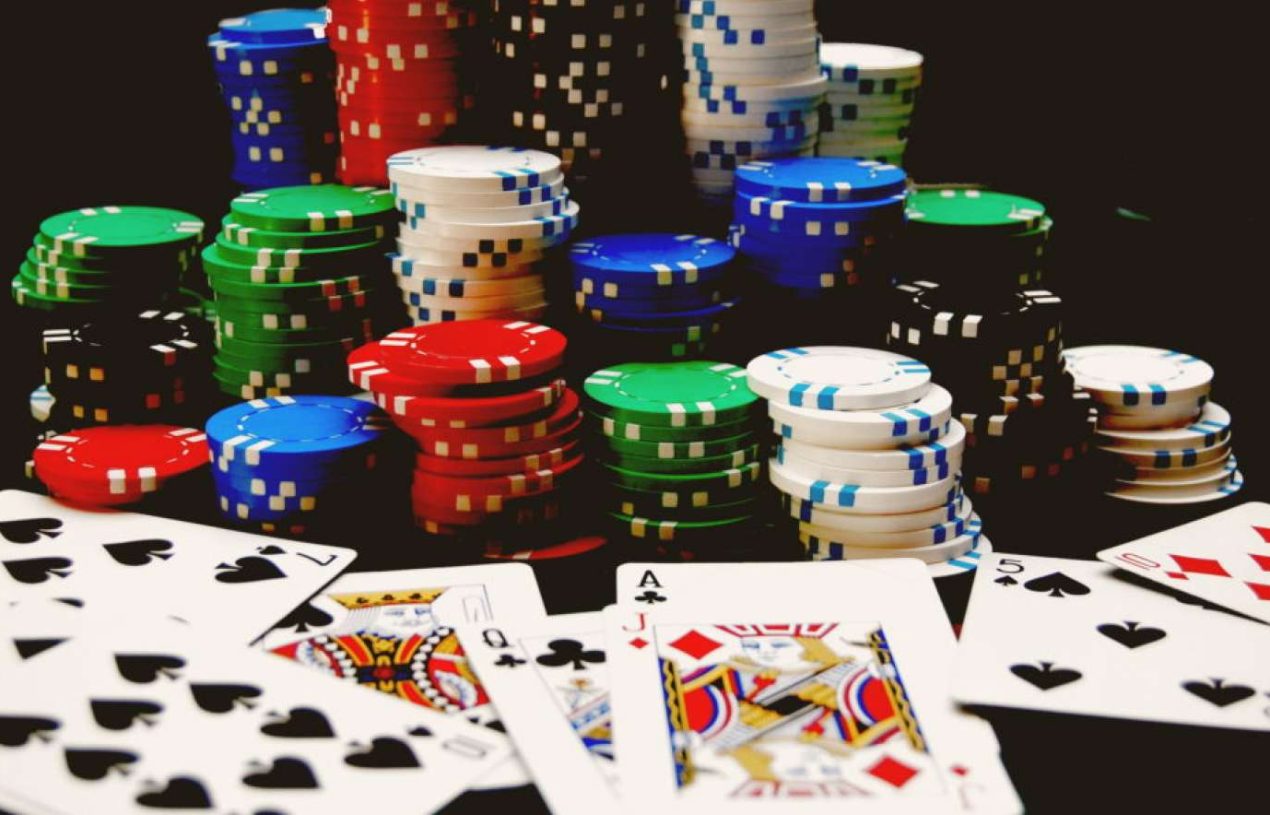 Tips dan Strategi 7 Card Stud Poker Memanfaatkan Kartu Lawan